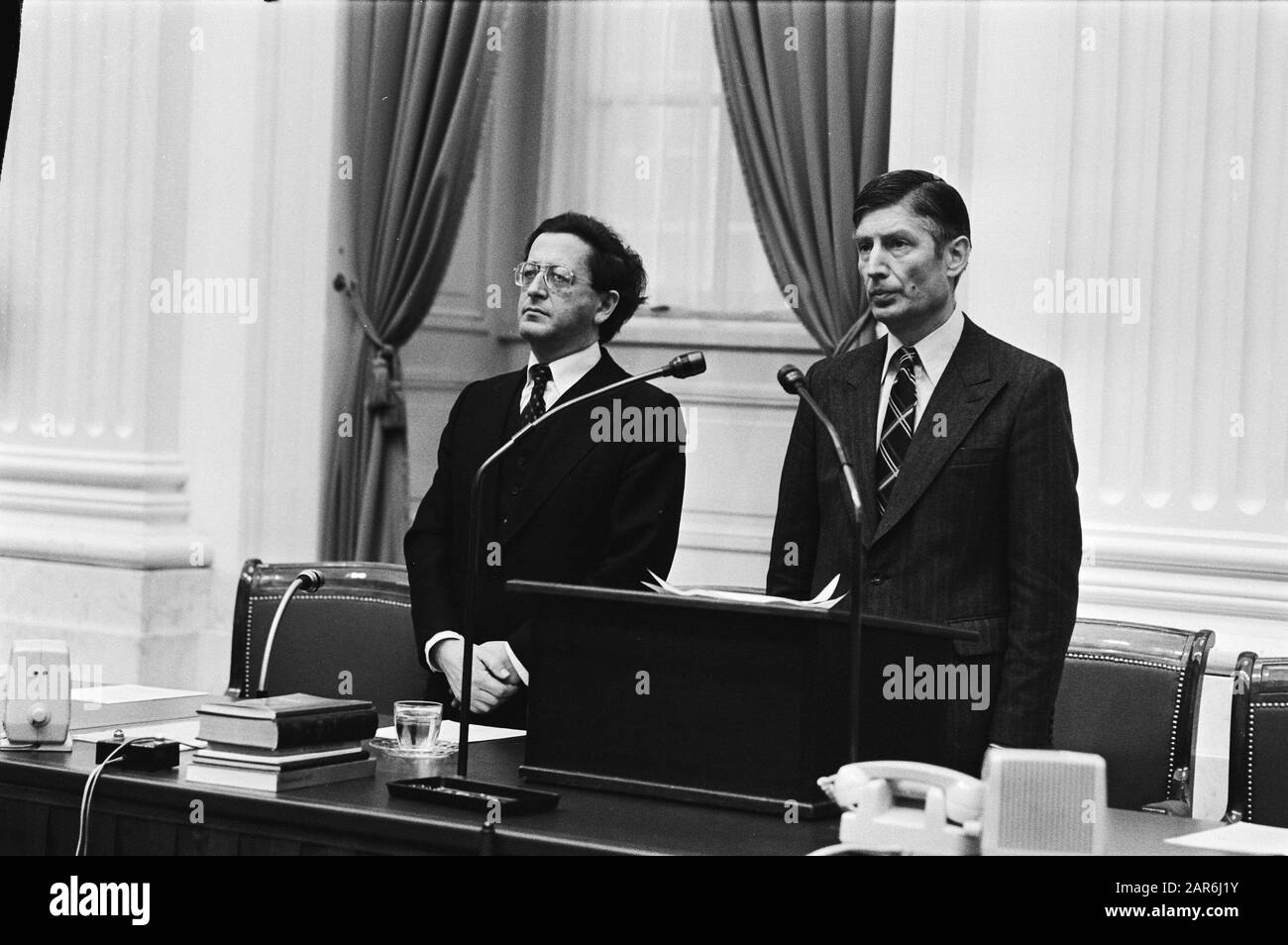 Zweite Kammer, gedenken verstorbener Präsidentin Anne Vondeling Ministerin Pais (l, Bildung und Wissenschaft) und Premierminister von Agt während des Gedenkdatums: 22. November 1979 Schlüsselwörter: Gedenkfeiern, Minister, Ministerpräsidenten persönlicher Name: AGT, Dries van, Pais, Arie Institutionename: Haus Stockfoto