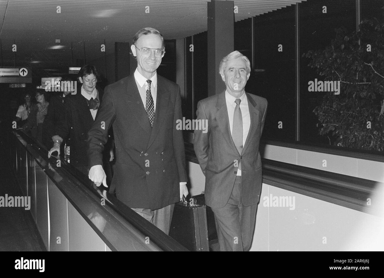 Minister Ruding zurück von der Reise nach China; Minister Ruding (l) und Minister für auswärtige Angelegenheiten Luxemburgs Jacques Poos (r) bei Ankunft in Schiphol Datum: 11. Oktober 1985 Ort: Noord-Holland, Schiphol Schlüsselwörter: Ankunft persönlicher Name: Ruding, Onno Stockfoto