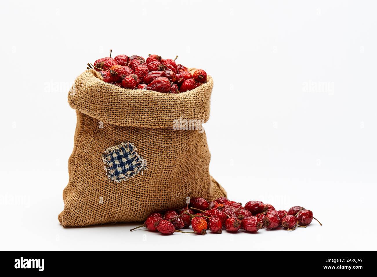 Tasche mit Rosettenhüften auf weißem Hintergrund. Stockfoto