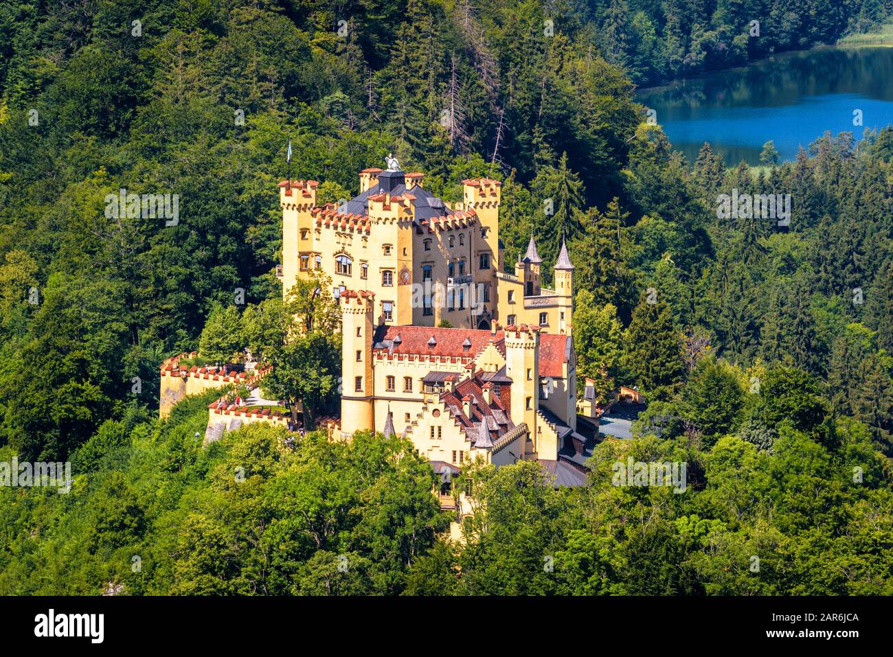 Schloss Hohenschwangau bei Füssen, Bayern, Deutschland. Diese Burg ist ein Wahrzeichen der deutschen Alpen. Rundblick auf das berühmte Schloss in Hohenschwangau d Stockfoto