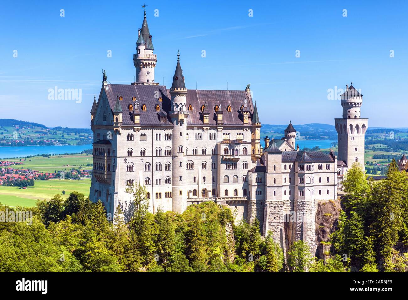 Schloss Neuschwanstein in Bayern, Deutschland. Neuschwanstein ist ein Wahrzeichen der deutschen Alpen. Berühmtes Märchenschloss in Waldbergen. Sc Stockfoto