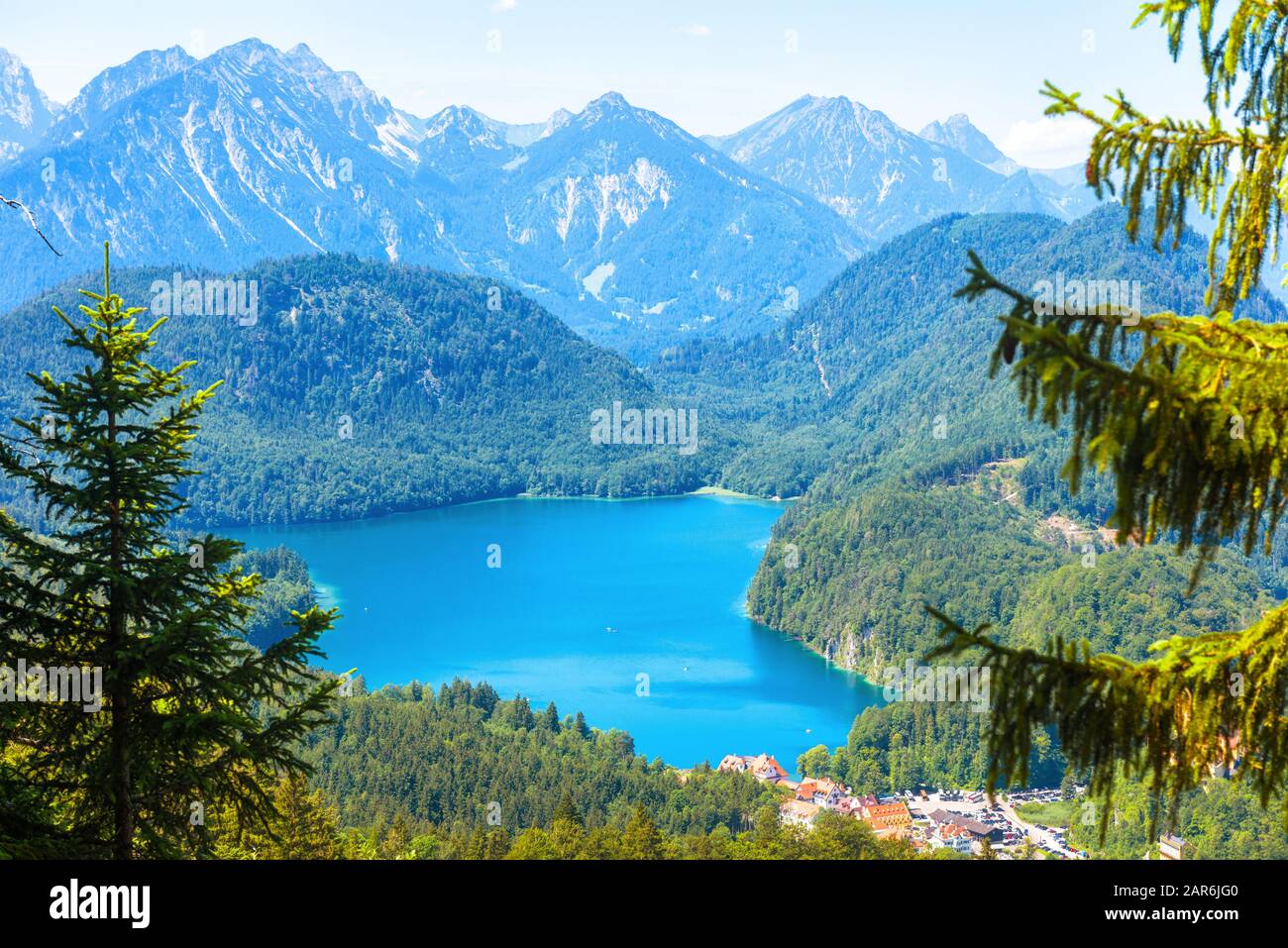 Landschaft der Alpenberge, Deutschland. Schöner Blick auf die Natur von oben. Schöne Landschaft mit Alpsee und Dorf Hohenschwangau in Vorderlage Stockfoto