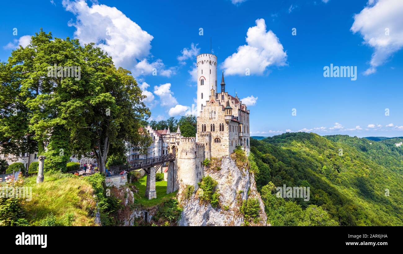Schloss Lichtenstein im Sommer, Baden-Württemberg, Deutschland. Diese schöne Burg ist ein Wahrzeichen Deutschlands. Malerische Aussicht auf die magische Burg Lichtenstein auf Stockfoto