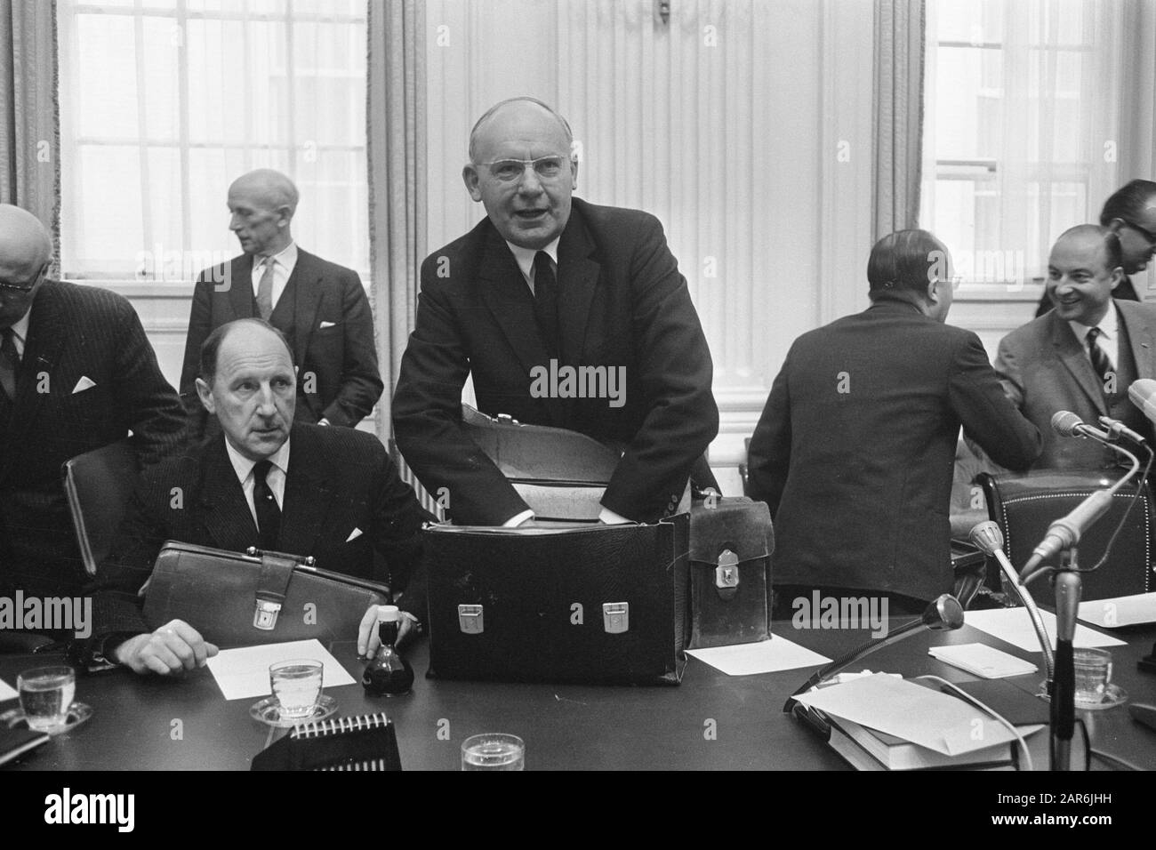 Das Abgeordnetenhaus während der Prüfung des Staatshaushaltsministers Joseph Luns (KVP) und der Finanzministerin Anne Vondeling (PvdA) packen ihre Sachen Anmerkung: Marginals Negativstreifen: Nr. 3, 4 und 5 Anne Vondeling NR. 6 Herr de Jong und Herr Ivo Samkalden Datum: 12. Oktober 1966 Ort: Den Haag, Zuid-Holland Stichwörter: Regierungsbudgets, Parlamentsdebatten, Parlamentarier, politischer Name: LUNs, Joseph, Vondeling, Anne Stockfoto