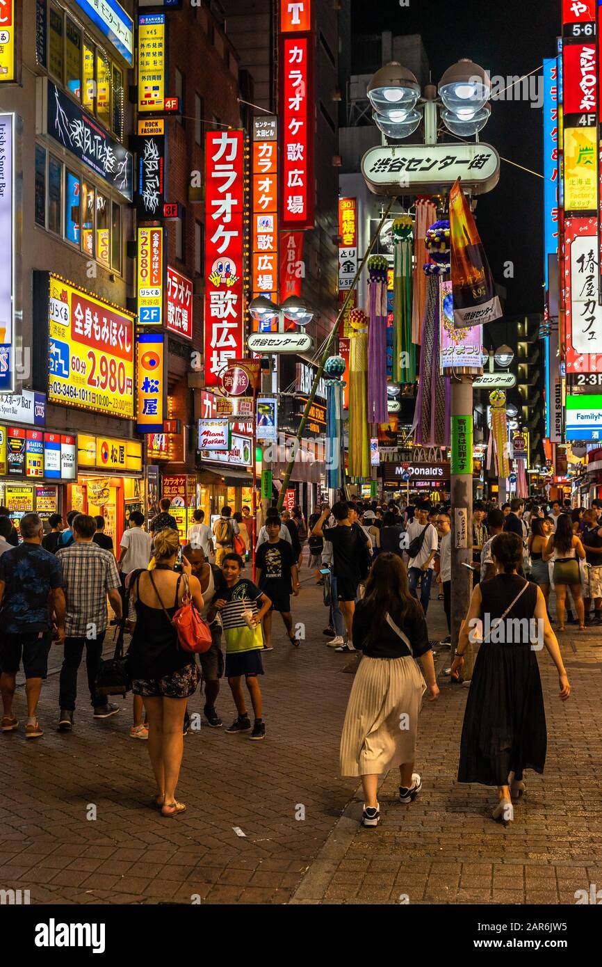 Blick auf das Shibuya Centre Gai, eine Fußgängerzone mit vielen Plakaten und Geschäften. Tokio, Japan, August 2019 Stockfoto