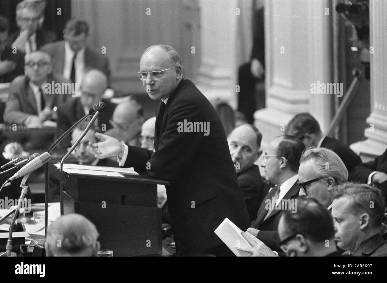 Zweite Kammer während der Generalüberlegungen 1966 Finanzministerin Anne Vondeling (PvdA) bis zum Datum: 13. Oktober 1966 Ort: Den Haag, Zuid-Holland Schlüsselwörter: Minister, Parlamentsdebatten, politischer Personenname: Vondeling, Anne Stockfoto