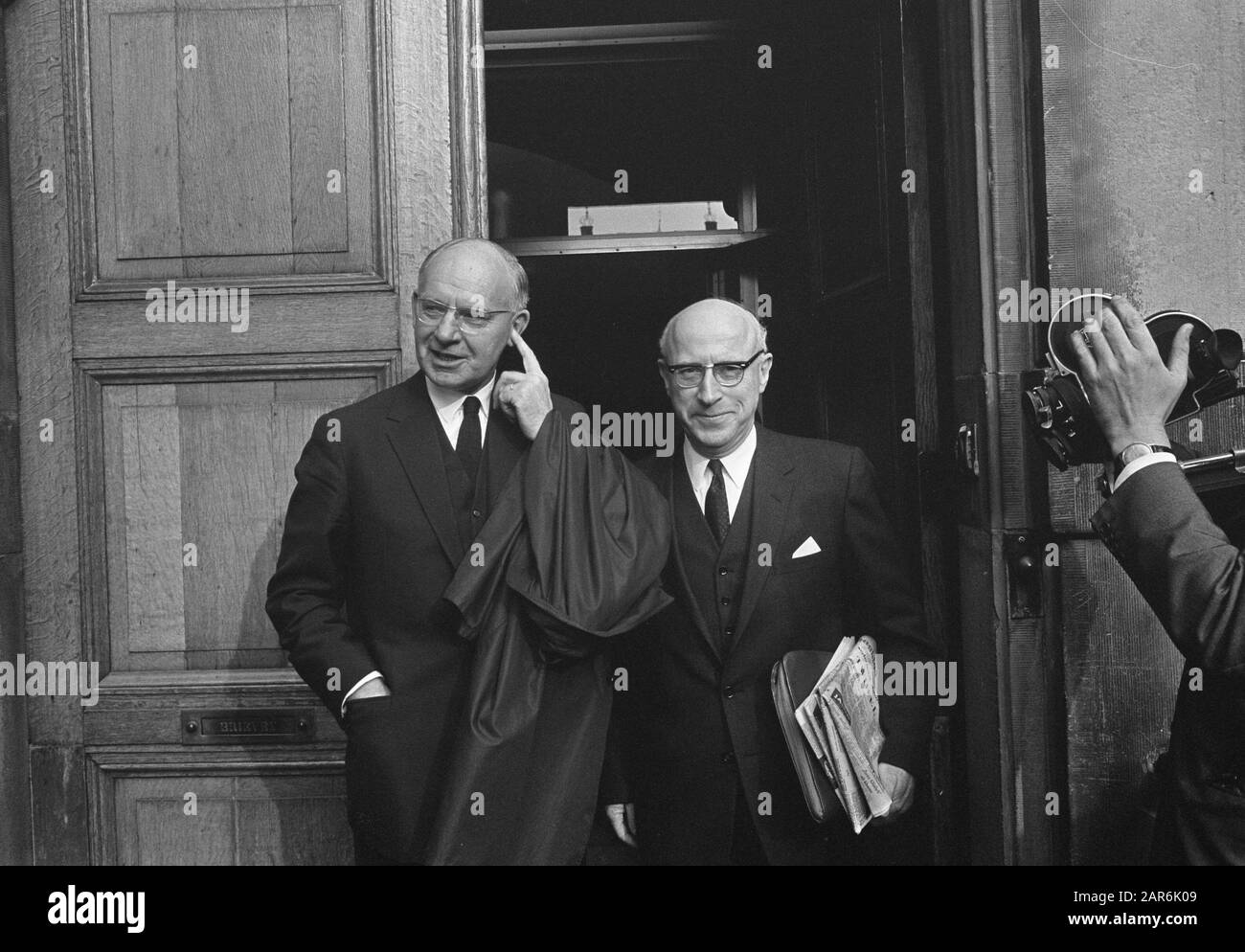 Regierungskrise 1966 Finanzministerin Anne Vondeling (PvdA) und Justizministerin Ivo Samkalden (PvdA) treffen zum letzten Treffen des Ministerrates am Binnenhof ein Datum: 14. Oktober 1966 Ort: Den Haag, Zuid-Holland Schlüsselwörter: Minister, Politik, Regierungskrisen persönlicher Name: Samden, Ivo, Vondeling, Anne Institution Name: PvdA Stockfoto