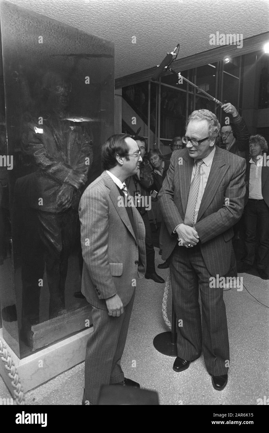 Vorstellung einer Skulptur des Komponisten Schönberg am Königlichen Conservatorium in den Haag Minister Van Kemenade (PvdA, rechts) im Gespräch mit dem Sohn des Komponisten Ronald Schönberg; Bilddatum: 5. November 1981 Ort: Den Haag, Zuid-Holland Schlüsselwörter: Schönberg, Arnold, Bilder, Enthüllungen Personenname: Kemenade, Jos van, Schönberg, Ronald Stockfoto