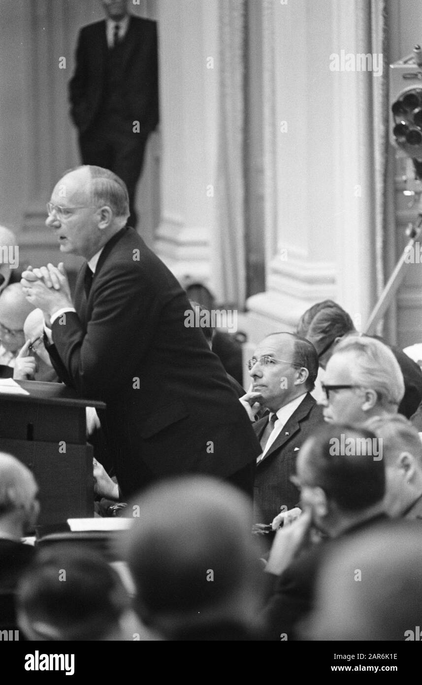 Zweite Kammer während der Generalüberlegungen 1966 Finanzministerin Anne Vondeling (PvdA) bis zum Datum: 13. Oktober 1966 Ort: Den Haag, Zuid-Holland Schlüsselwörter: Minister, Parlamentsdebatten, politischer Personenname: Vondeling, Anne Stockfoto