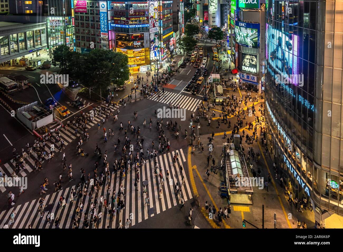 Nächtliches Luftbild der Shibuya Crossing, eines der am meisten überfüllten Kreuzungen der Welt. Tokio, Japan, August 2019 Stockfoto