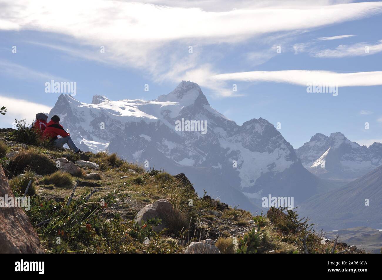 Wanderer ruhen im Nationalpark Torres del Paine, Patagonien, Chile, beobachten Cerro Paine Grande Stockfoto