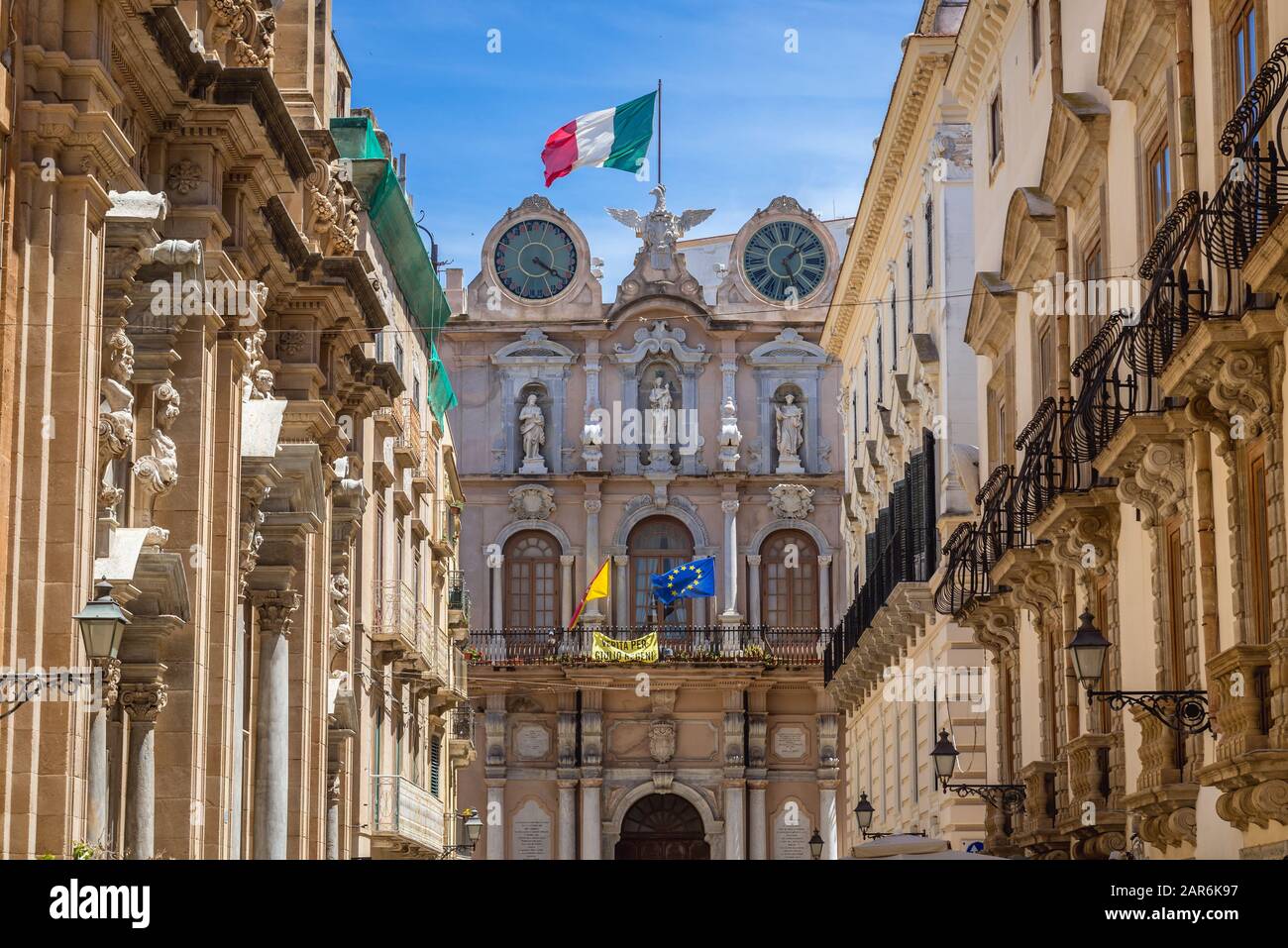 Die Fassade des Palazzo Cavarretta in der Stadt Trapani an der Westküste Siziliens in Italien mit Blick von der Straße Vittorio Emmanuele Stockfoto