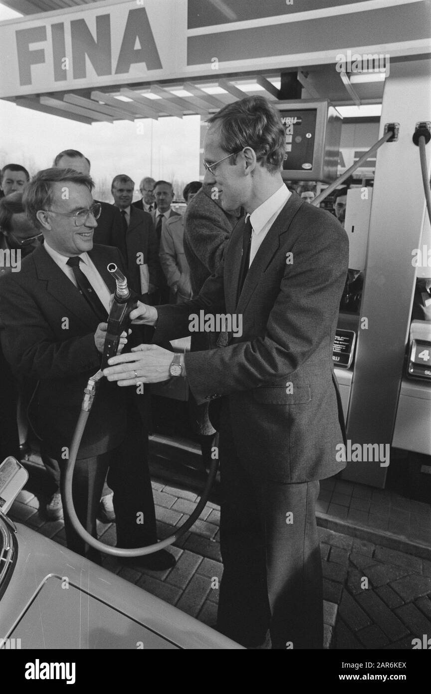 Minister Winsemius eröffnet symbolisch 30 Pumpen für bleifreies Benzin; Winsemius betankt bleifreies Benzin, linker Staatssekretär King Datum: 15. April 1985 Stichwörter: PASINE, KRAFTSTOFFPUMPEN, BLEIFREI, Eröffnungen Personenname: König, Henk, Winsemius, Pieter Stockfoto