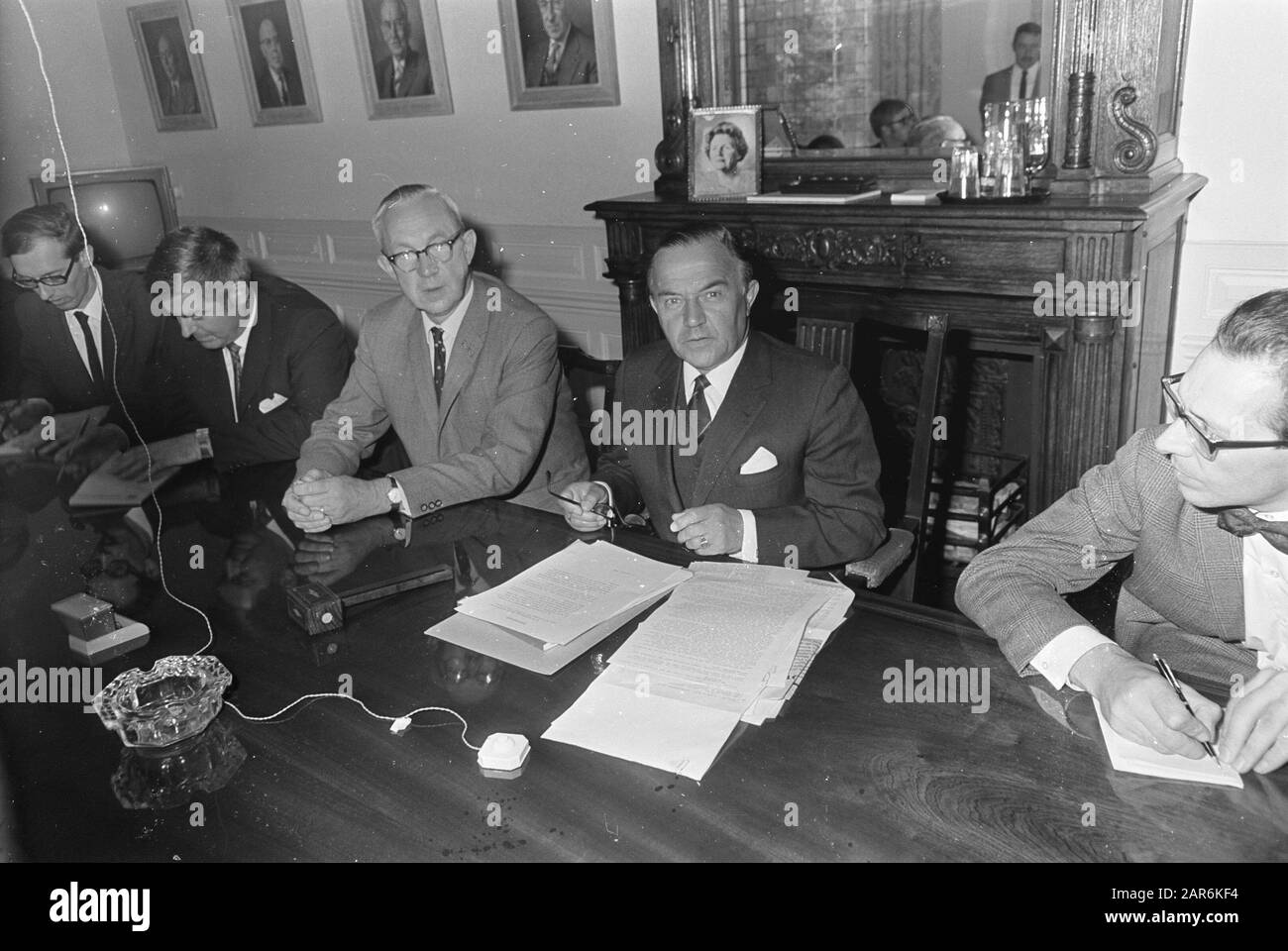 Niederländische Reaktionen auf den Einmarsch des tschechoslowakische Premierministers De Jong während seiner Presseerklärung. Verließ den Direktor des RVD, Herrn G.J. Lammers Datum: 21. August 1968 Ort: Den Haag, Zuid-Holland Schlüsselwörter: Direktoren, Gruppenporträts, Pressekonferenzen, Premiers persönlicher Name: Jong, Piet de, Lammers, G.J. Stockfoto