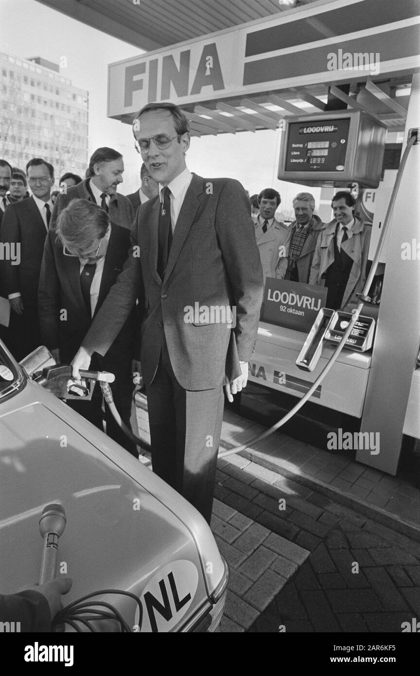 Minister Winsemius eröffnet symbolisch 30 Pumpen für bleifreies Benzin; Winsemius betankt bleifreies Benzin, linker Staatssekretär King Datum: 15. April 1985 Stichwörter: PASINE, KRAFTSTOFFPUMPEN, BLEIFREI, Eröffnungen Personenname: König, Henk, Winsemius, Pieter Stockfoto