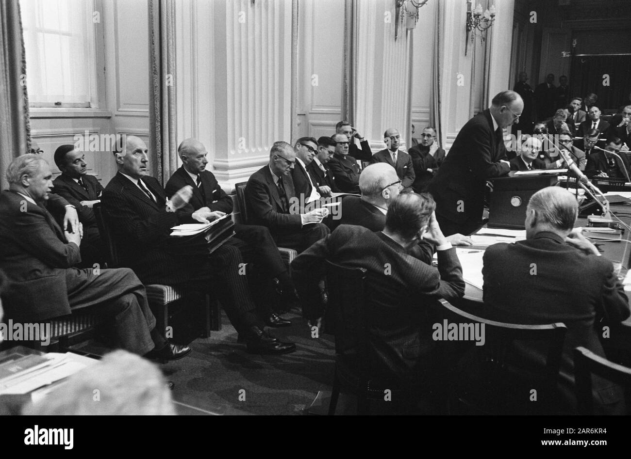 Allgemeine Politische Erwägungen im Repräsentantenhaus in Den Haag Minister der Cabinet-Cals während der Rede von Minister Vondeling van Treasury (rechts) Datum: 14. Oktober 1965 Ort: Den Haag, Zuid-Holland Schlüsselwörter: Minister, Parlamentsdebatten, Politik, Reden persönlicher Name: Vondeling, Anne Stockfoto