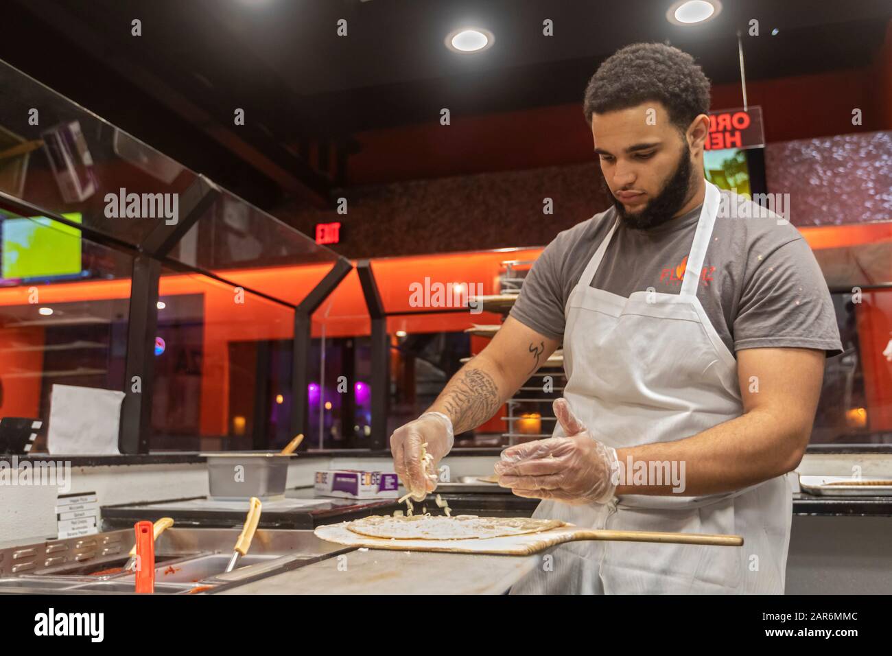 Detroit, Michigan - EIN Arbeiter macht eine Pizza in der Flamz Pizzeria im Stadtviertel Morningside. Das Restaurant bietet auf Bestellung Pizza Wi Stockfoto