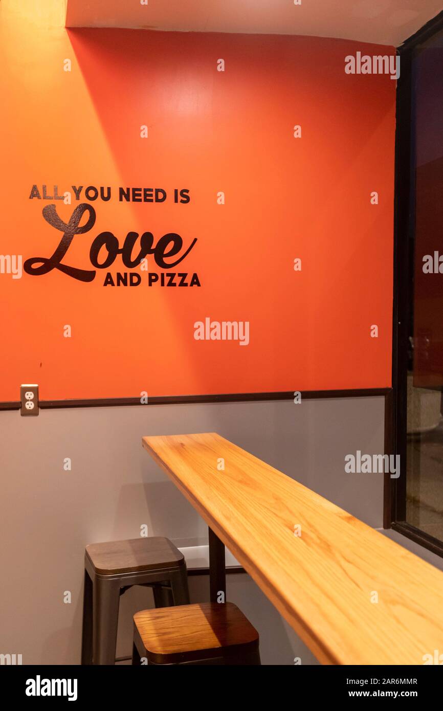 Detroit, Michigan - Die Flamz Pizzeria im Stadtviertel Morningside. Das Restaurant bietet Pizza mit unbegrenzten Belägen und Bak Stockfoto