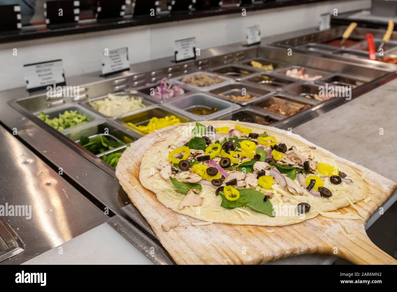 Detroit, Michigan - EINE Pizza zum Backen in der Flamz Pizzeria im Stadtviertel Morningside. Das Restaurant bietet Pizza auf Bestellung an Stockfoto