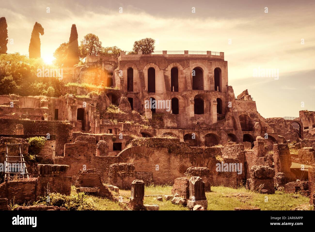Ruinen des Forum Romanum am sonnigen Tag, Rom, Italien Stockfoto