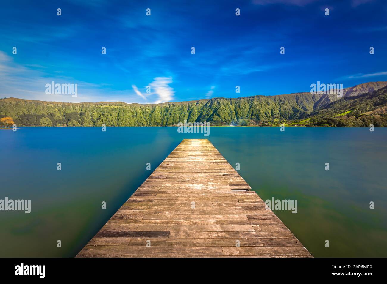 Kleiner Holzpfad, der in den Lagoa Azul See mit Bergen auf der Rückseite geht Stockfoto