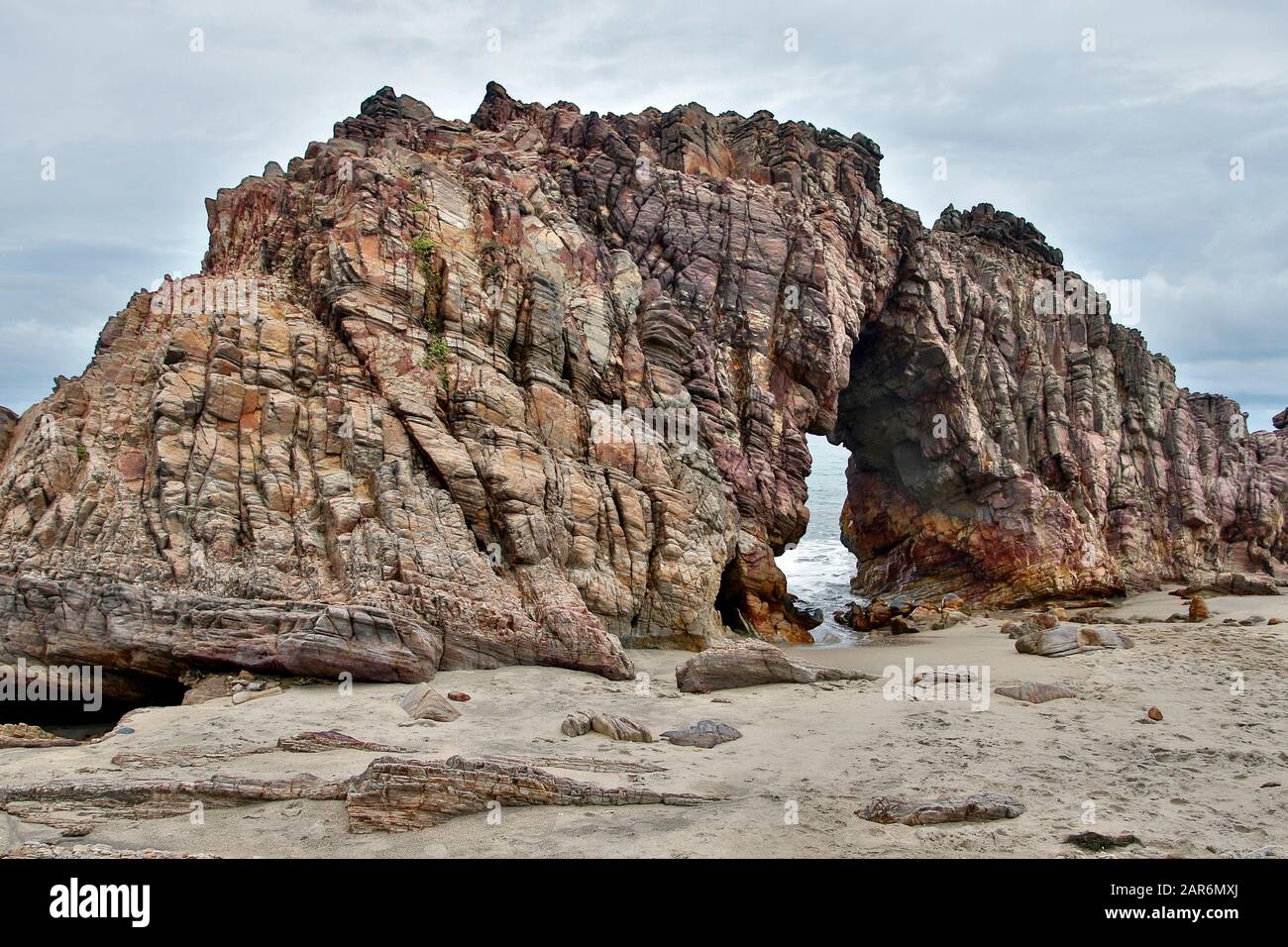 Touristenattraktion Pedra Furada in Jericoacoara, in Ceara, im Nordosten Brasiliens - durchbohrter Stein - Touristenattraktionen in Brasilien Stockfoto