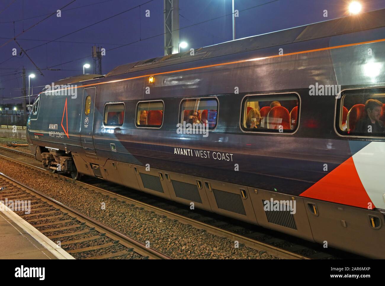 Avanti West Coast Train 390155, in neuer Lage, am Warrington Bank Quay Railway Station, in der Nacht, Cheshire, England, Großbritannien, WA1 1LW Stockfoto