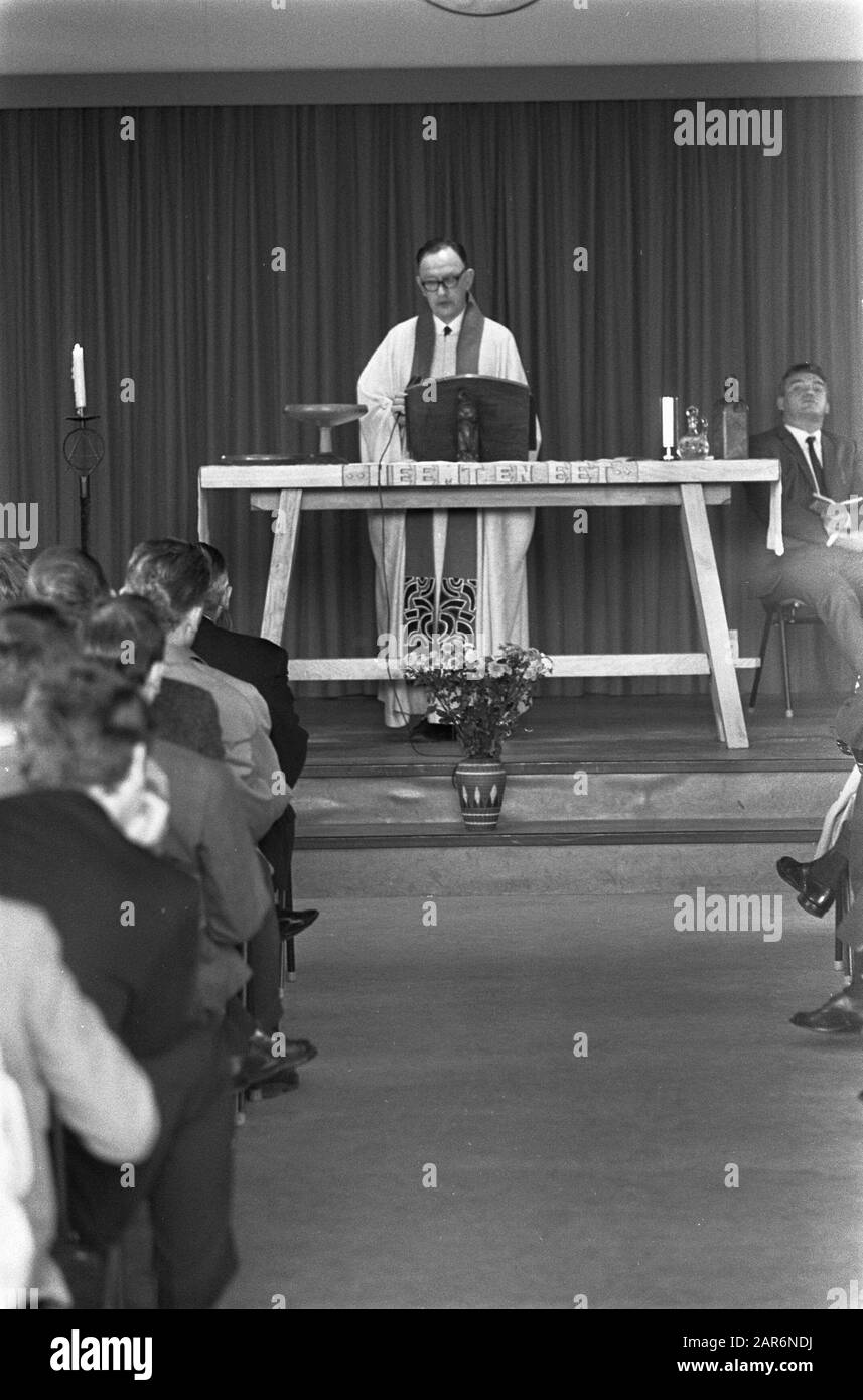 Herr van Mierlo spricht auf Einladung von Pastoor P. Wesseling für die Emmauspfarrei in Spijkenisse. Pastoor Wesseling während der Messe Datum: 20. Oktober 1968 Ort: Spijkenisse, Zuid-Holland Schlüsselwörter: Kirchen, Pastoren persönlicher Name: Wesseling, P. Stockfoto