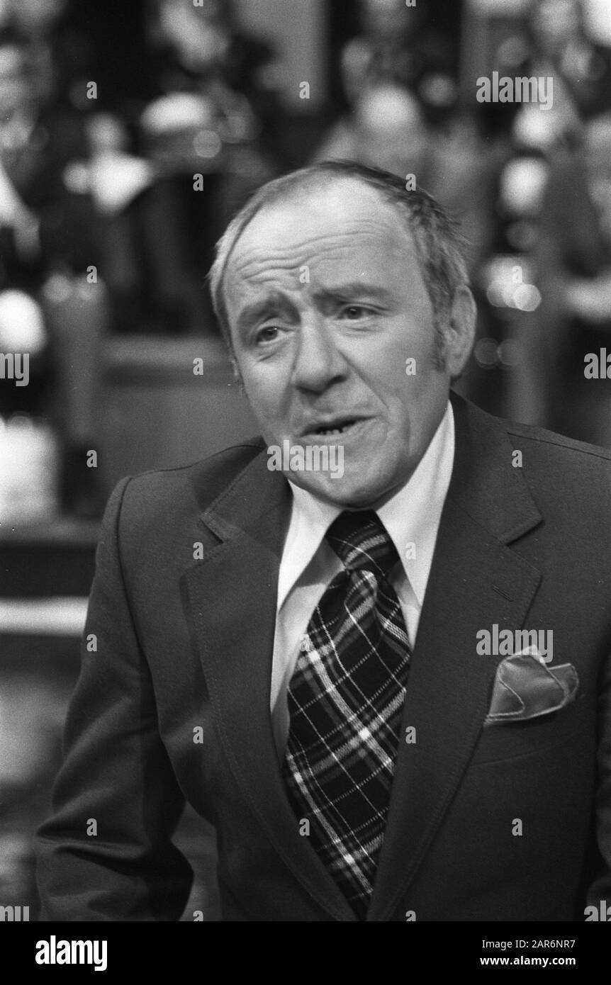 Musikprogramm Auf Loose Grooven; Johnny Kraaijkamp Datum: 19. April 1974 Schlagwörter: Comedians, Portraits, Fernsehprogramme persönlicher Name: Kraaijkamp, Johnny (sr.) Einstellungsname: Mounties, The Stockfoto