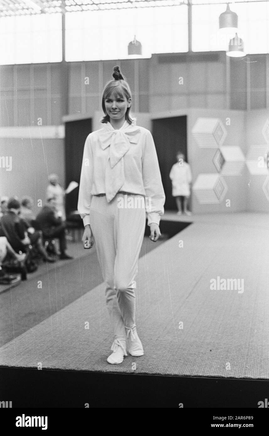 Herbstmode und im Winter 1966/1967 präsentiert Intercontex Hansopje Datum: 4. april 1966 Schlagwörter: Mode Stockfoto