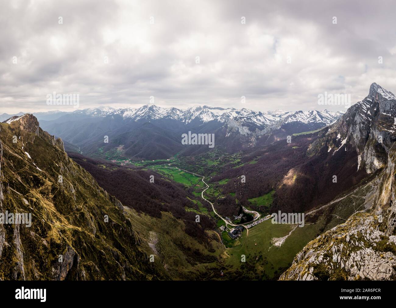 WideView von einigen verschneiten Bergen und dem Tal darunter Stockfoto