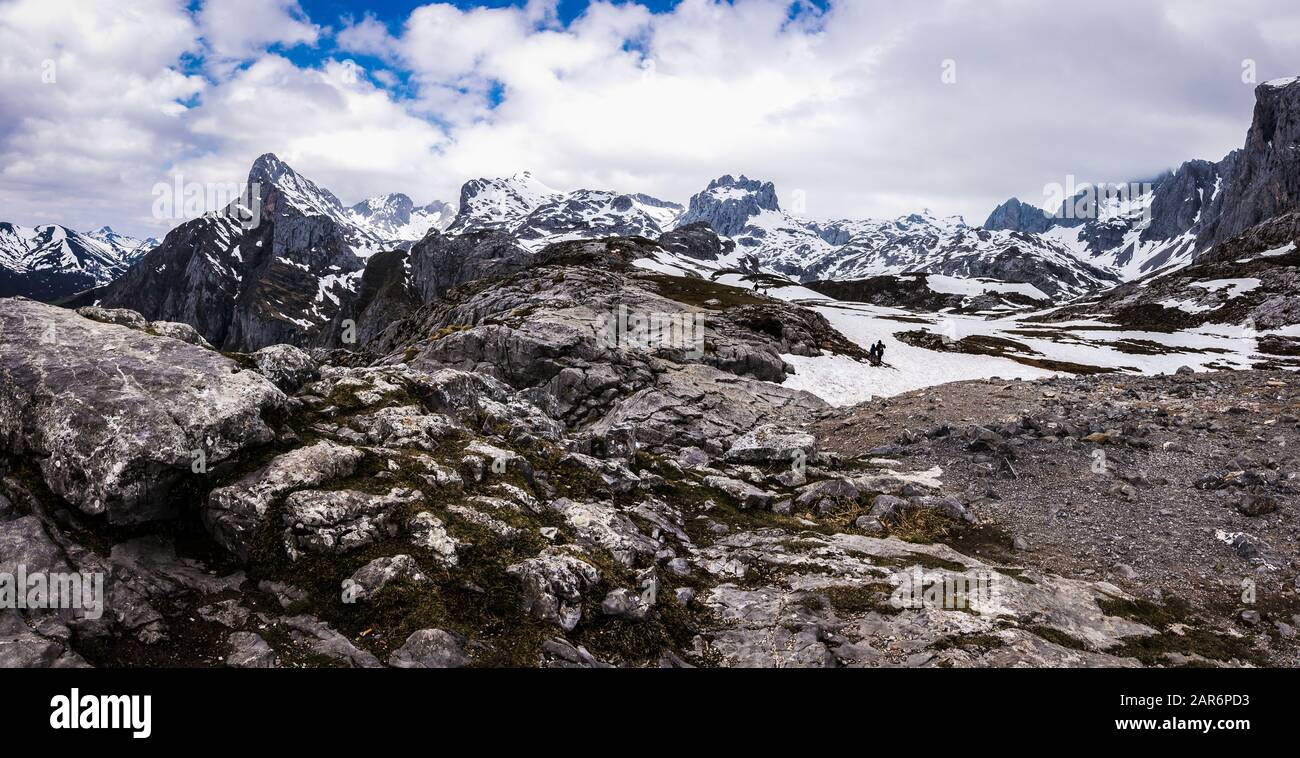 WideView von einem verschneiten Berg Stockfoto
