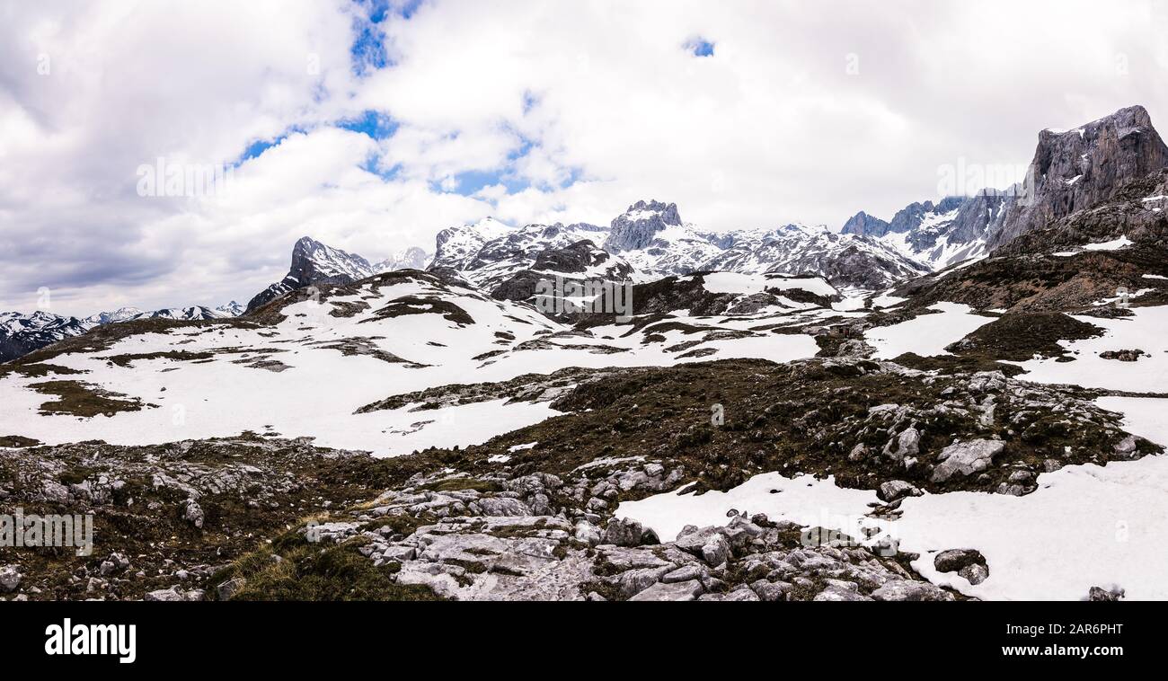 WideView von verschneiten Bergen Stockfoto