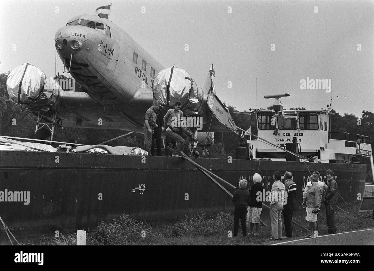 Ankunft von DC2 (auf dem Deck Boot) am Fokkerfabriek Schiphol Airport, wird die AS der berühmte Uiver Flüge zwischen London und Melbourne durchführen Datum: 3. September 1983 Ort: Noord-Holland, Schiphol Schlüsselwörter: Öffentlich, Schiffe, Transport, Flugzeug Stockfoto