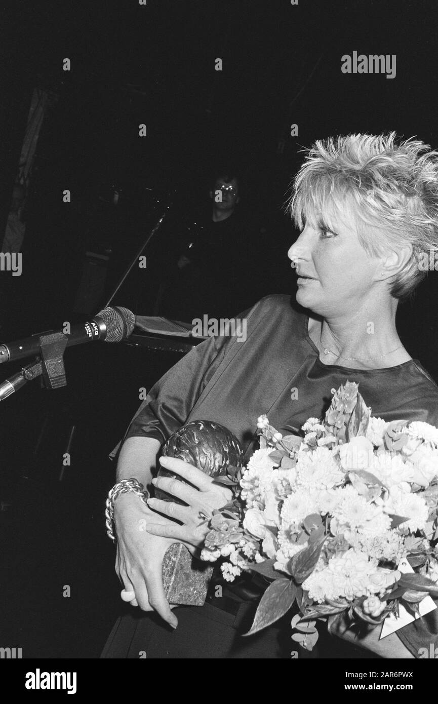 Auszeichnungen des Johan Card Prize 1983 an Adèle Bloemendaal Datum: 24. Oktober 1983 Schlagwörter: Schauspieler, Comedians, Auszeichnungen Personenname: Bloemendaal, Adele Stockfoto