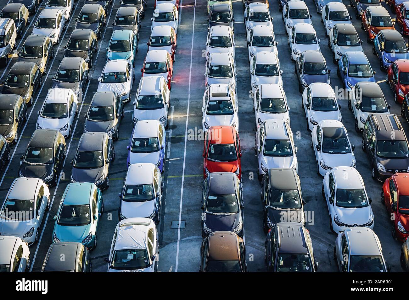 Reihen neuer Autos, die auf den Verkauf warten. Stockfoto