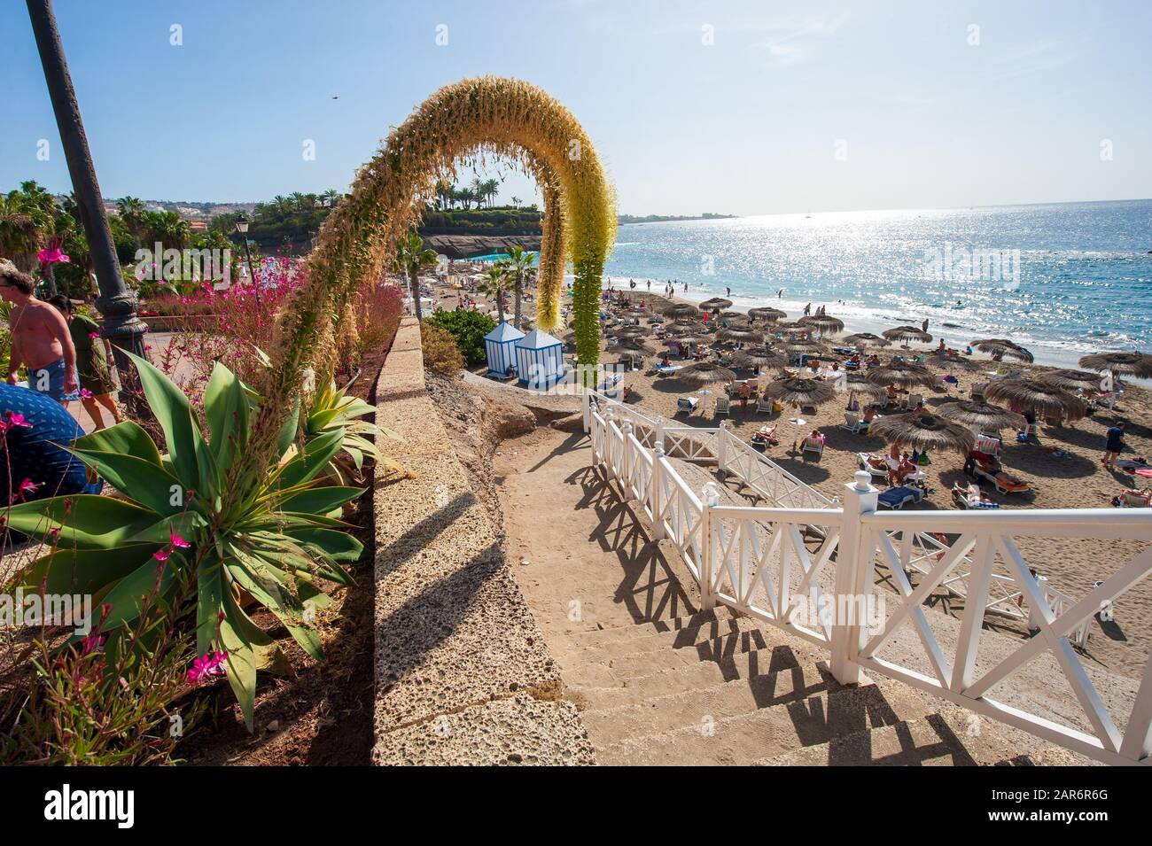 Kanarische Insel Teneriffa, SPANIEN - 27 Dez, 2019: Tourits auf Playa El Duque. Es ist einer der beliebtesten Strände auf Teneriffa. Stockfoto