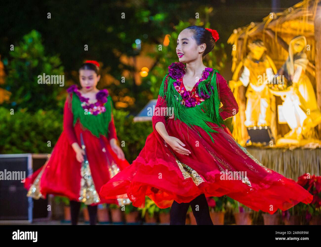 Tänzer treten auf der Bühne des Weihnachtsmarktes am Tap Seac Square in Macau auf Stockfoto