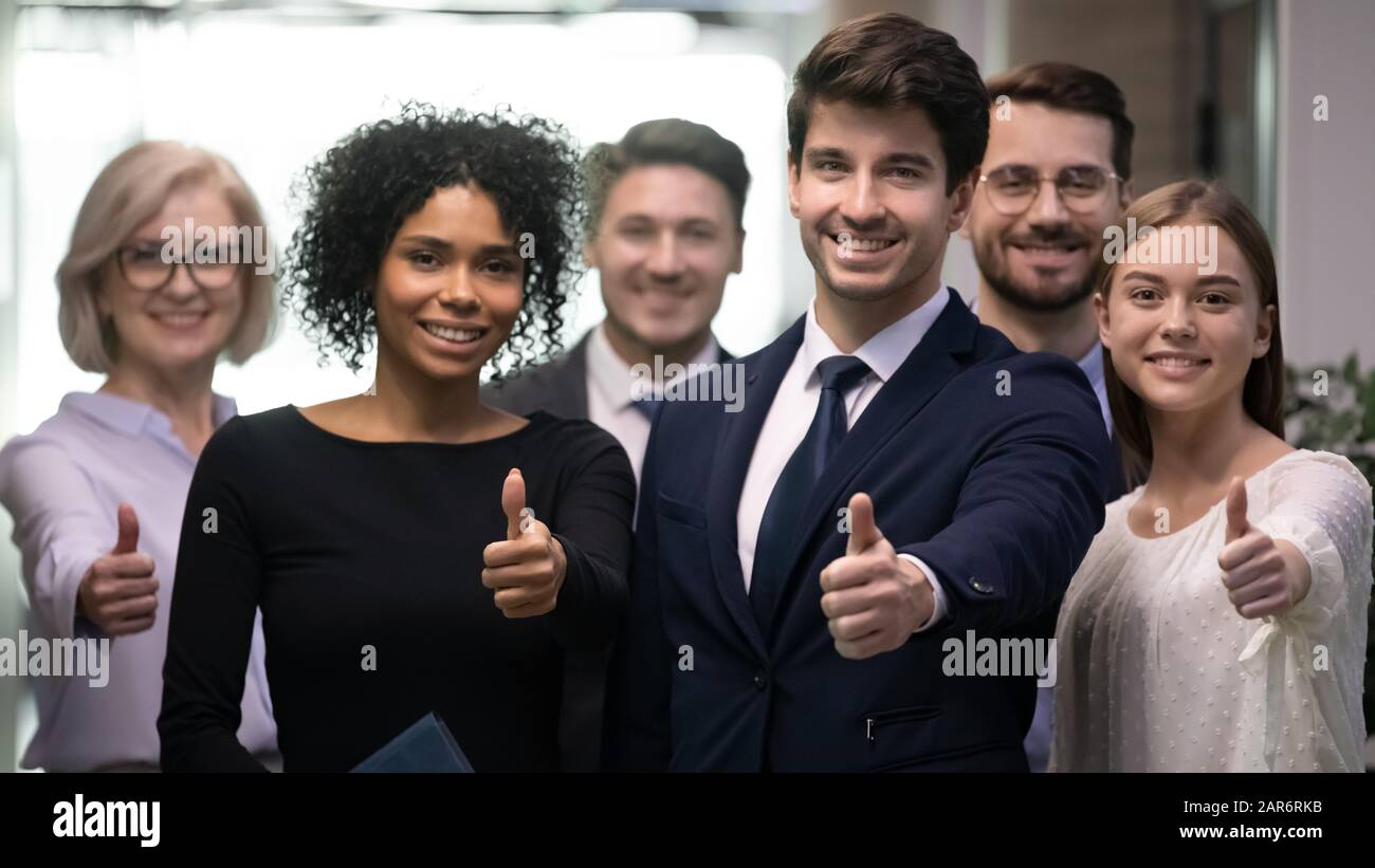 Glückliche tausendjährige Kollegen, die ihre Karrierechancen im Unternehmen bewerten. Stockfoto