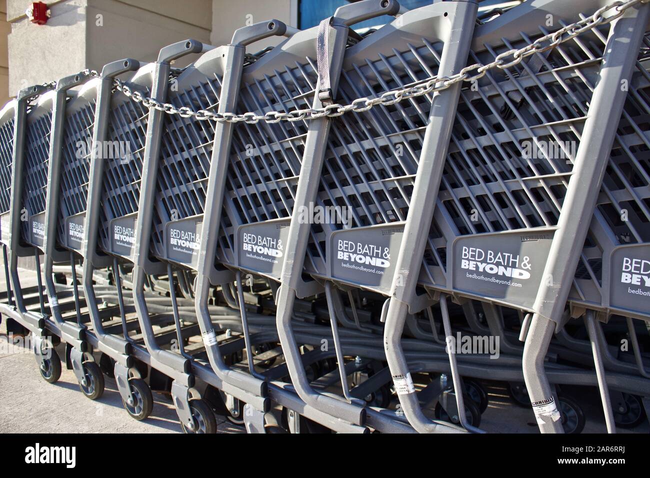 Hialeah FL 8/10/2019-Bed Bath & Beyond graue Einkaufswagen mit Sicherheitskette durch Griffe geschnürt, Hauptsitz in New Jersey. Stockfoto