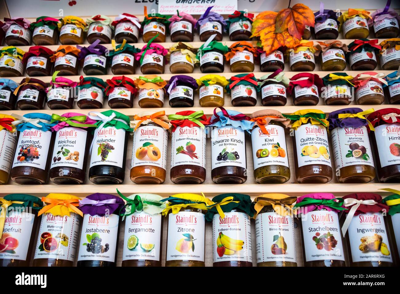 Bunte Gläser liebevoll erhaltener ungewöhnlicher Früchte und Marmeladen zum  Verkauf in Salzburg, Österreich, bei Staindl's handgemachte Delikatessen  Stockfotografie - Alamy