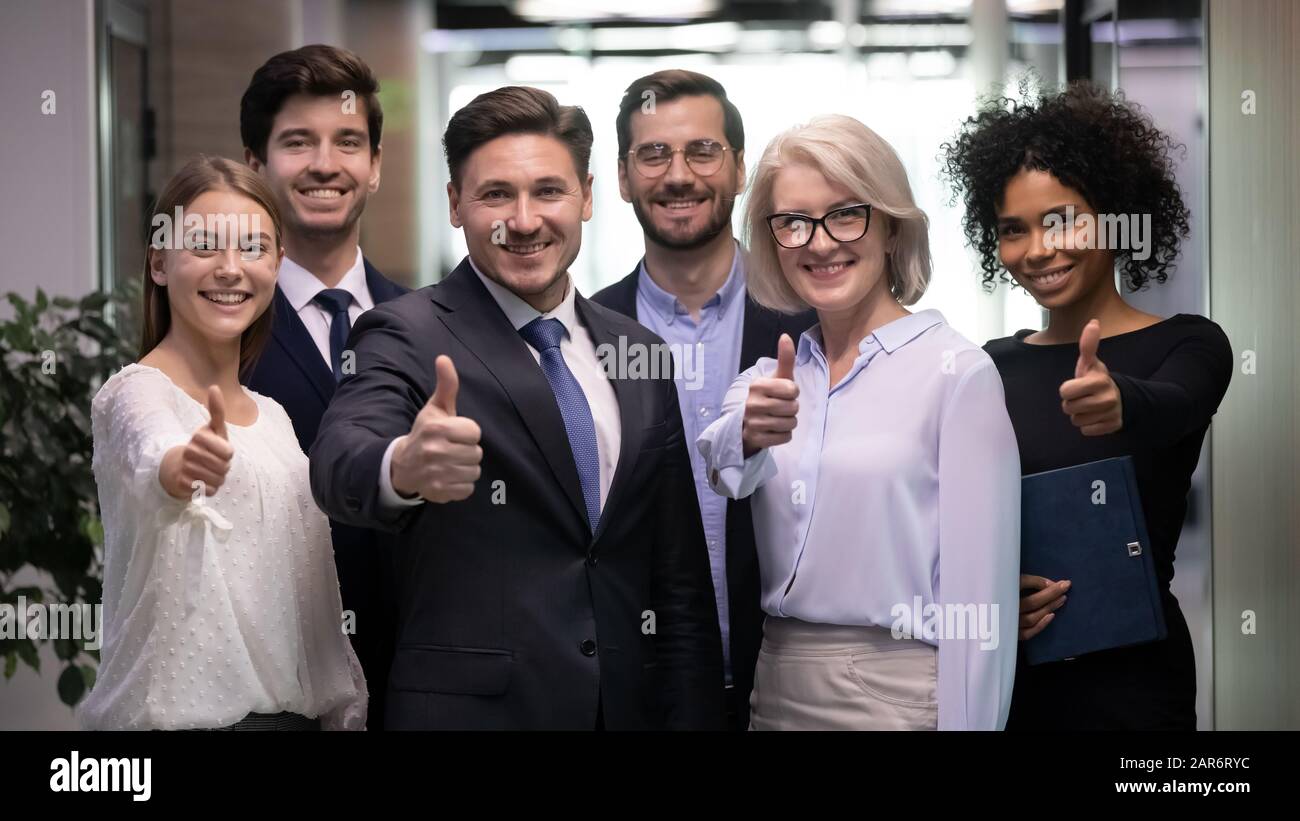 Mixed Race lächelnd, verschiedene Altersgruppen, in denen Teamkollegen mit den Daumen nach oben zeigen. Stockfoto