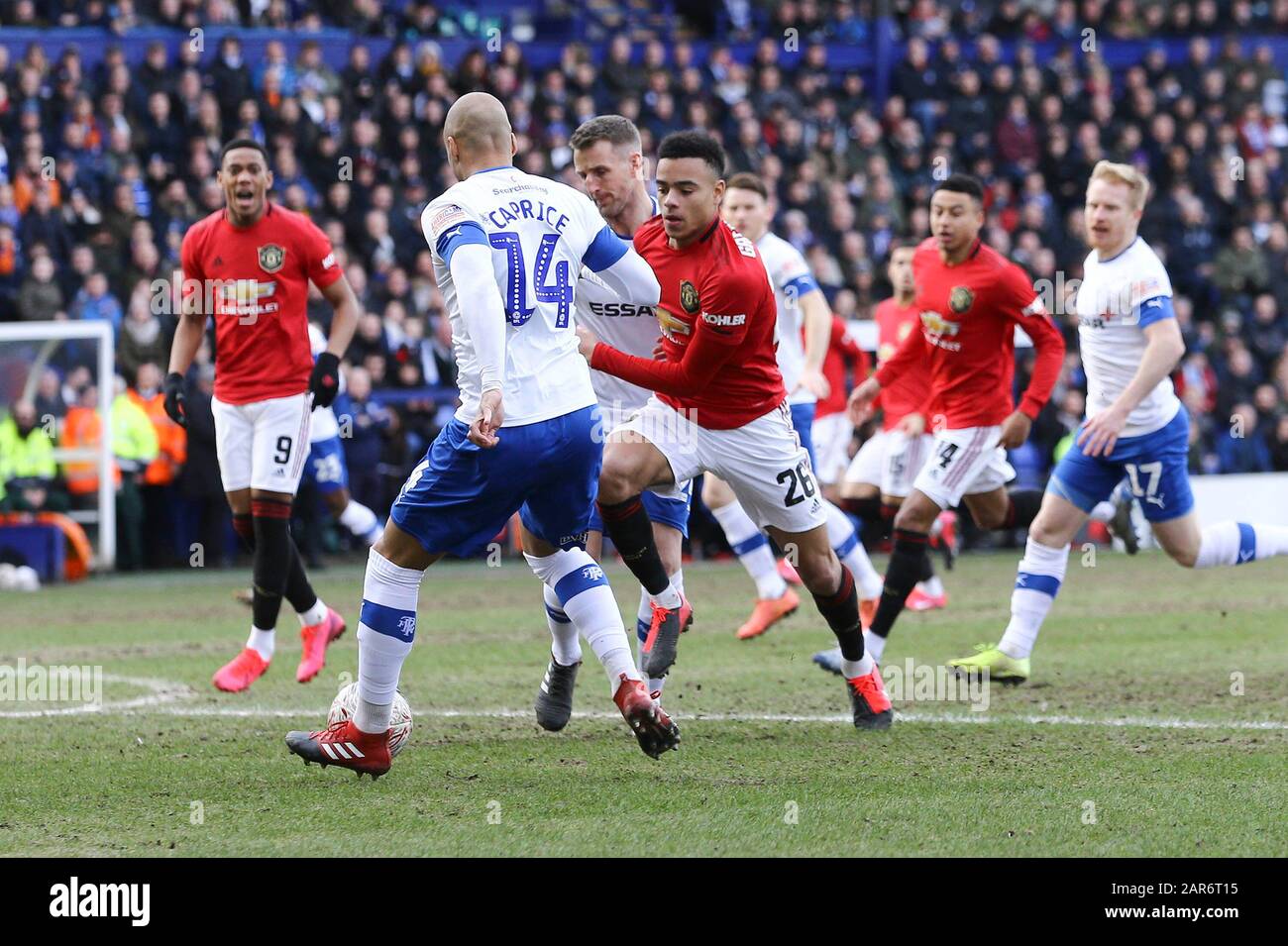 Birkenhead, Großbritannien. Januar 2020. Mason Greenwood von Manchester United (c) läuft bei der Verteidigung von Tranmere. Der Emirates FA Cup, 4. Runde Match, Tranmere Rovers gegen Manchester Udd im Prenton Park, Birkenhead, Wirral am Sonntag, 26. Januar 2020. Dieses Bild darf nur für redaktionelle Zwecke verwendet werden. Nur redaktionelle Nutzung, Lizenz für kommerzielle Nutzung erforderlich. Keine Verwendung bei Wetten, Spielen oder einer einzelnen Club-/Liga-/Spielerpublikationen.pic von Chris Stading/Andrew Orchard Sportfotografie/Alamy Live News Credit: Andrew Orchard Sportfotografie/Alamy Live News Stockfoto