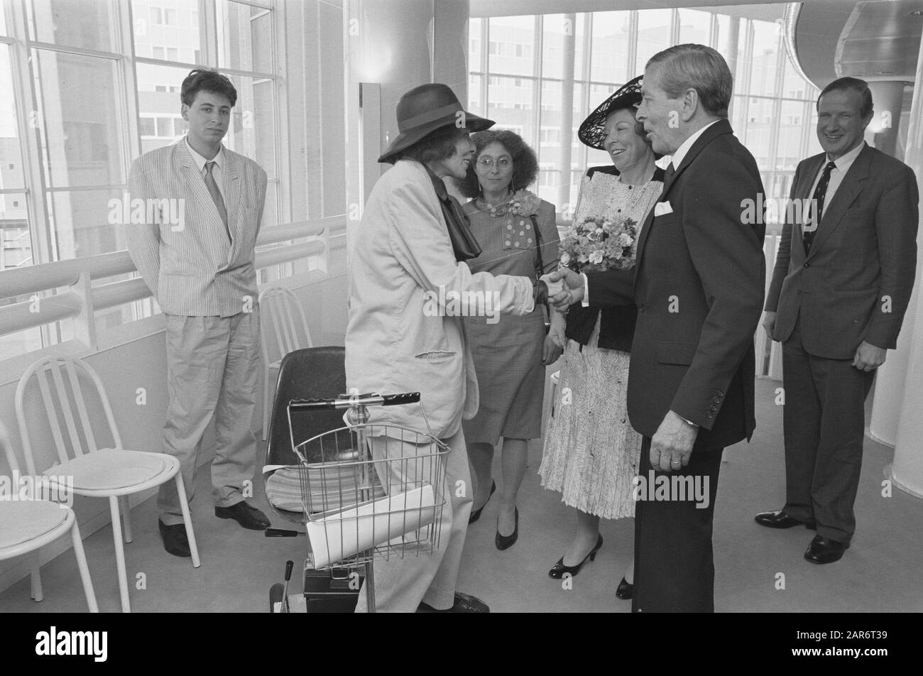 National Celebration Liberation in Amsterdam; Renate Rubinstein mit Beatrix und Claus, mw Belinfante (prez. Nass. Komitee 4 und 5. Mai) Datum: 5. Mai 1988 Ort: Amsterdam, Noord-Holland Schlüsselwörter: BELIVITION, Feiern persönlicher Name: Beatrix, Königin, Belinfante, Claus, Prinz Stockfoto