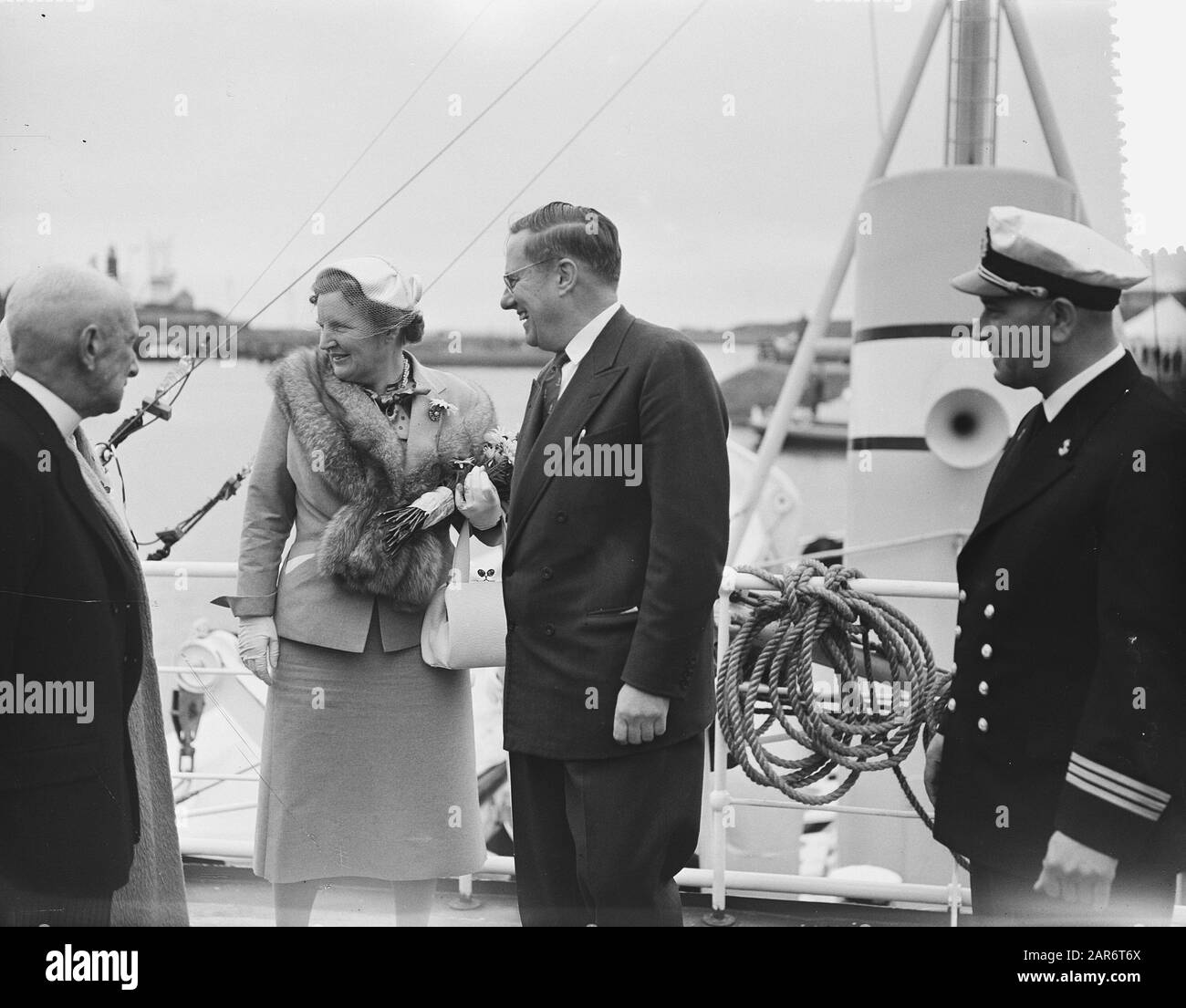 Königin Juliana bringt IJmuiden Krankenhaus-Kirchenschiff De Hoop III in Dienst Datum: 8. Juli 1955 Ort: IJmuiden, Noord-Holland Schlagwörter: Kapitäne, Königinnen, Schiffe Personenname: Juliana (Königin Niederlande) Stockfoto