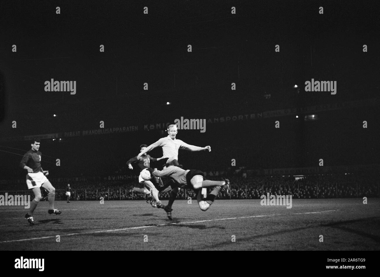 Niederlande gegen Frankreich 1-0. Nr. 12, 13 Game Moments Datum: 17. April 1963 Schlagwörter: Sport, Fußball Stockfoto