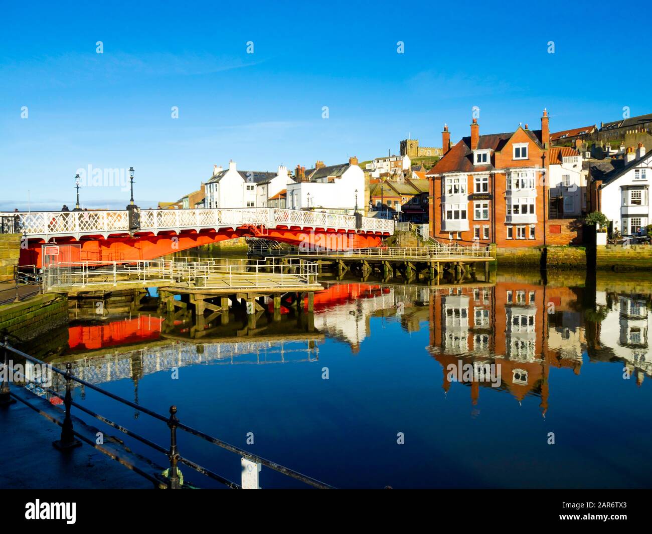 Drehbrücke und das Dolphin Hotel in der historischen Stadt Whitby spiegelt sich im Wasser des Hafens Stockfoto