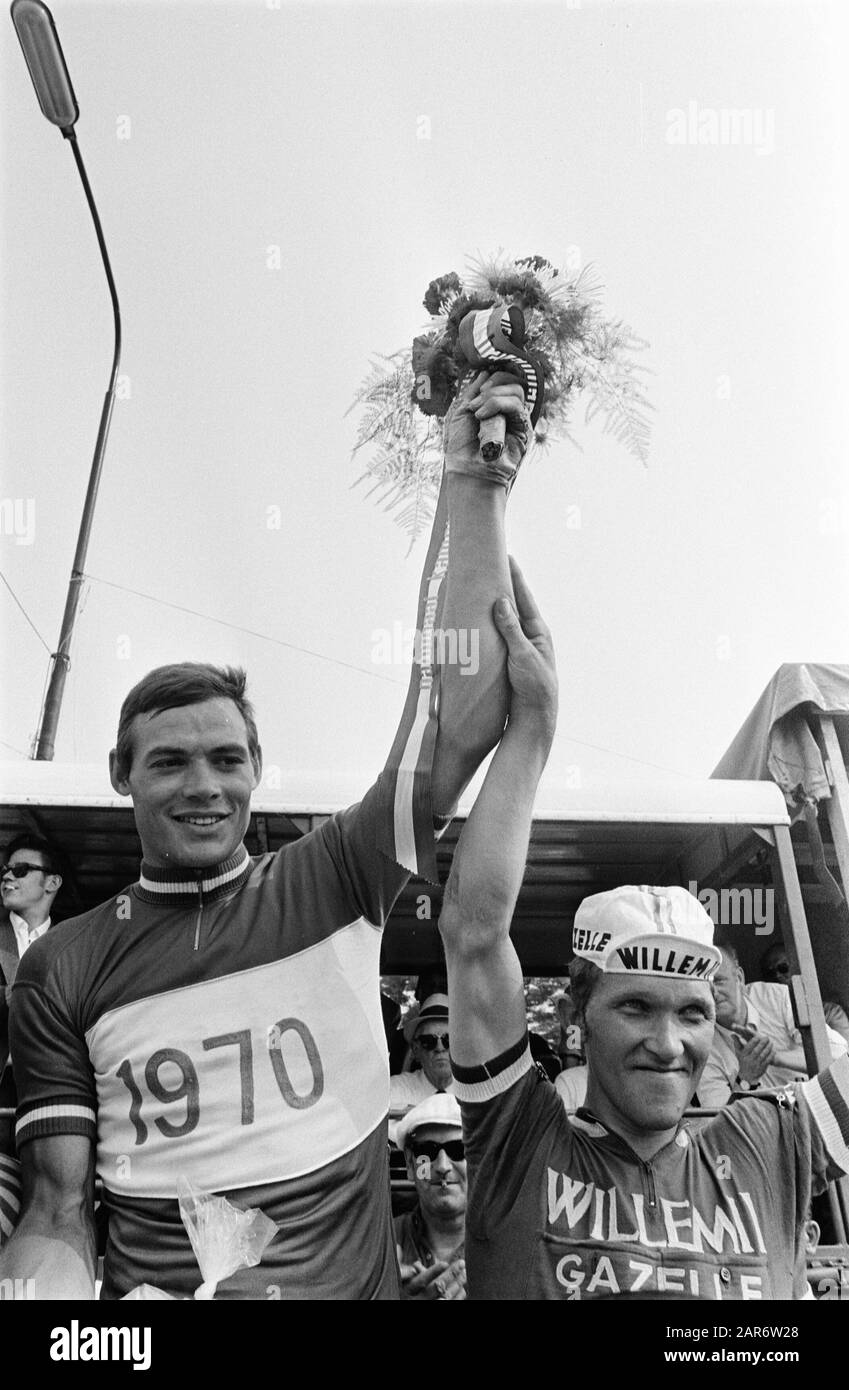 Niederländischer Meisterschafts-Radsport für Profis in Helmond, Der Eerschavot. Peter Kisner (Gewinner) mit neben ihm Jos van der Vleuten (3.) Datum: 21. Juni 1970 Ort: Helmond Schlüsselwörter: Radsport persönlicher Name: Kisner, Peter, Vleuten, Jos van der Stockfoto
