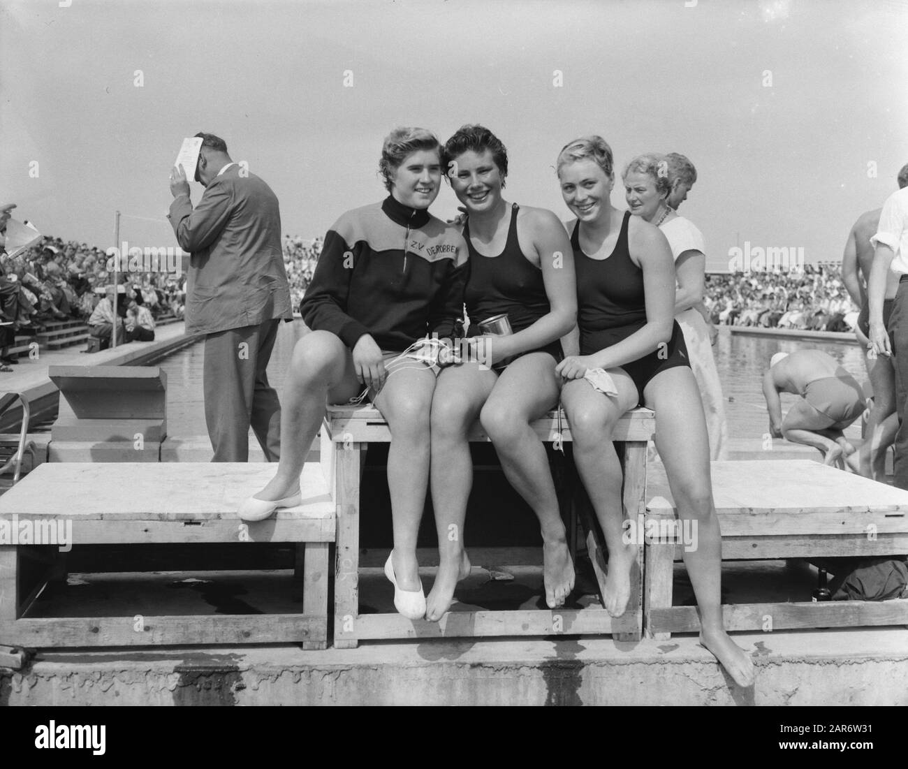 Niederländisches Meisterschaftschwimmen in Bad Groenoord in Schiedam, 200 m Brustschwimmen v.l.n.r.: Rita Kroon (3), Ada den Haan (1), L. Sijbrands (2) Datum: 10. August 1958 Ort: Schiedam, Zuid-Holland Schlagwörter: Schwimm-Personenname: Haan, Ada den, Kroon, Rita, Sijbrands, L. Brands Stockfoto