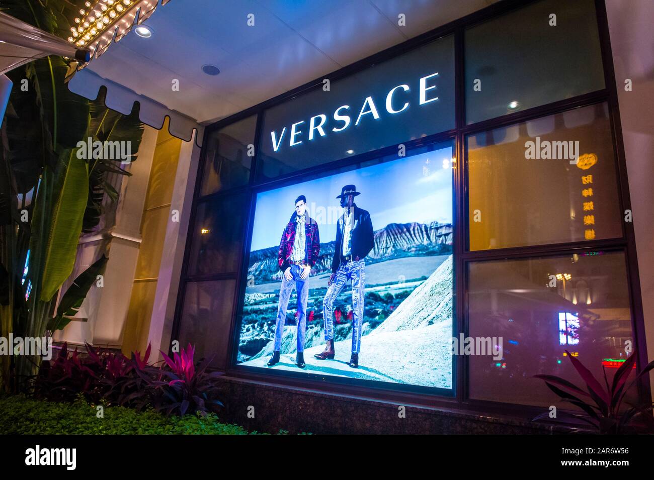Außenansicht eines Versace-Stores in Macau Stockfoto